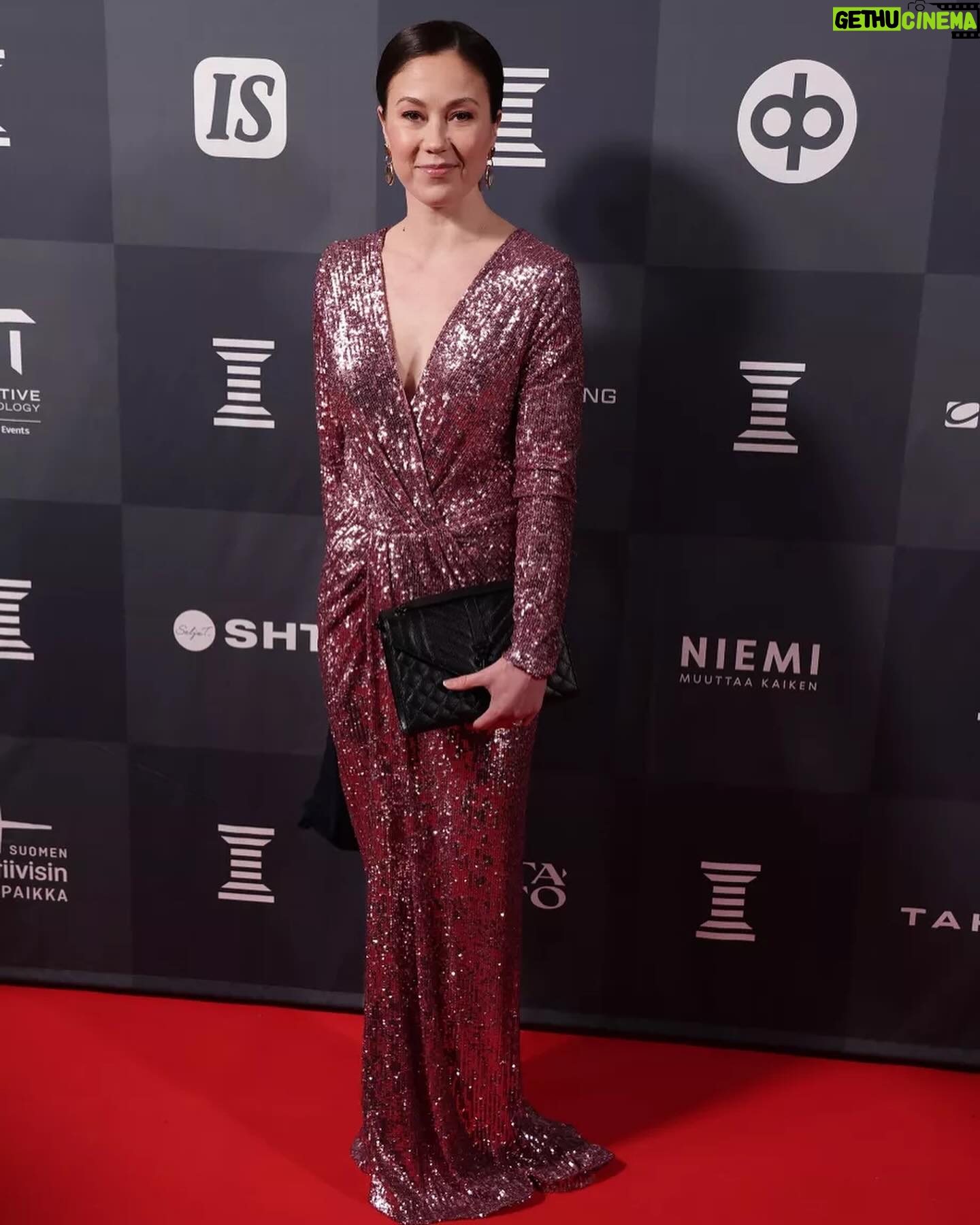Laura Lepistö - 2.6K Likes - Kiitos taas @urheilugaala hienosta illasta.✨
Oli sydäntäsärkevää mutta samalla kunnia olla jakamassa Vuoden Manageri -palkinto postyymisti Erkki Alajalle. Se oli meille kaikille merkityksellinen hetki.🤍
Toisessa kuvassa fiilistellään Ekin kanssa yhdessä mun urheilu-ura-palkintoa kymmenisen vuotta sitten. Niin monia hyviä ja huonompia hetkiä saatiin jakaa yhdessä.❤️ Niin kuin Tuuli Merikoski sanoi: ”Ollaan jokainen vähän Erkkejä, niin suomalainen urheilu on taatusti pikkaisen parempi.”
👗: @katriniskanenofficial
💄: @sannipohjalainen
1.kuva: Iltalehti
#urheilugaala #urheilugaala2024 #respect #vuodenmanageri