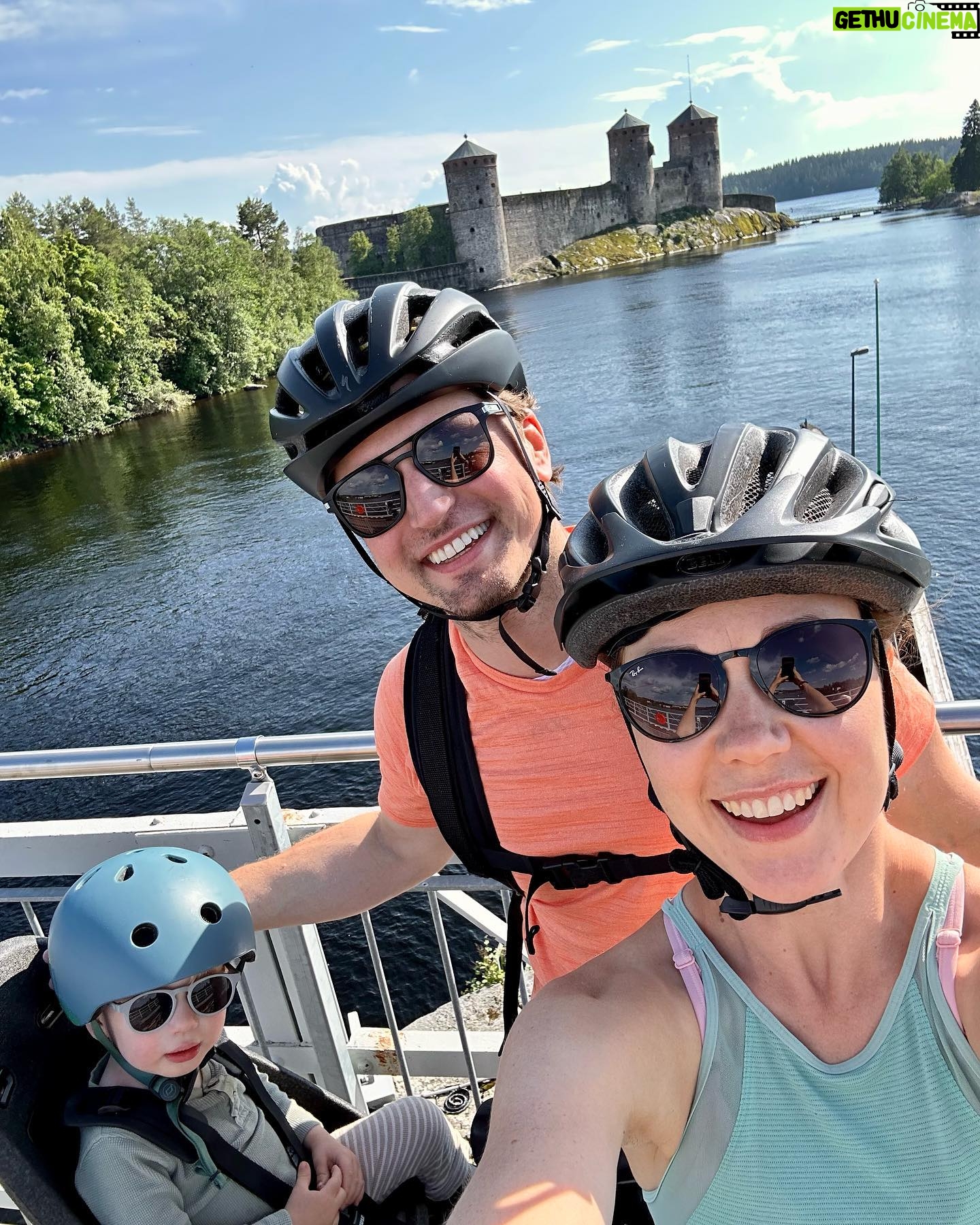 Laura Lepistö - 1.6K Likes - Meidän näköinen kesämoodi🔛🫶🏼💛
Huomenna startataan leiri @tanhuvaara’ssa, joten möksäjuhannuksen jälkeen oli täydellinen väli pikku kesäseikkailukruisailulle.
Pyörävinkkejä kesä-Suomeen? Saimaalle lähdetään leirin jälkeen kiertelemään mutta viihtyis näissä maisemissa pidempäänkin..😛🚴🏽♀️
#pyöräily #kesämoodi #savonlinna #olavinlinna #saimaa