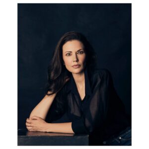 Laura Mennell Instagram - Another shot taken by the wonderful @kyrani, along with makeup and hair by the equally fantastic @sonialealserafim. 
.
.
.
.
.
.
#📸 #headshots #actor #photography #actorsheadshots #lauramennell #findyourlight #candianactress #studiophotography #kyranikaravanos #lightandshadow #projectbluebook #batwoman #loudermilk #haven #watchmen #goosebumps #maninthehighcastle #blackbackdrop #actress #girlsonfilm #vancouverheadshots #vancouverheadshotsphotography