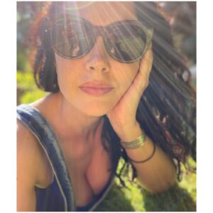 Laura Mennell Instagram - Enjoy this beautiful sunny Sunday everyone!  Stay safe...
.
.
.
.
.
.
#summerlovin #lauramennell #lazyhazycrazydaysofsummer #getoutside #socialdistance #sunbeams #canadiangirl #projectbluebook #mimihynek #browneyedgirl #canadianactor #selfcaresunday #overalls #shopsecondhand #chillininthebackyard #naturalhair #beachywaves #pbb #naturegirl