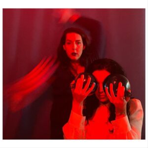 Laura Mennell Instagram - A not so #waybackwednesday to social bubbling with @lunaferguson this past year. 

#📷 : @florianhalbedl 
.
.
.
.
.
.
#multidimentionalshift #bravenewworld #strikeapose #vogue #socialbubble #lauramennell  #lunaferguson #putontheredlight #missingsocialevents #lookingbackmovingforward #thegreatunknown #readyfor2021 #magic #preparingfor2021 #inpromptuphotoshoot #projectbluebook #mimihynek