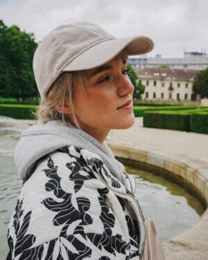 Laura Petersen Instagram - Už chápem, čo to znamená, keď sa žena dostáva do bežného pracovného sveta z “materskej” . 🥹 A až teraz som začala pociťovať silnú túžbu byť stále na vzduchu, keď mi to čas dovolí, tráviť čas s M. skákať s ním v každej kaluži a vypínať hlavu, keď sa dá. ❤️ začínam sa cítiť ako moja mama, keď pracovala a potom chcela chodiť stále s nami na výlety a my sme boli otrávení, že ideme obdivovať ďalšiu zrúcaninu hradu, ktorého steny pripomínajú pokazené kamene. 😂❤️ teraz chápem. No ženy, nie je to jednoduché. Zároveň sa cítim prínosná a konečne v akcii, ale bije sa s ním pocit neistoty. Tie ktoré ste na tom rovnako, určite mi rozumiete. 🙏🏻❤️

Lau 💕