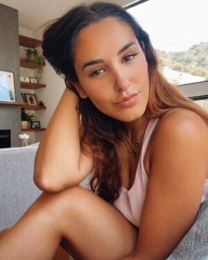 Laura Prats Instagram - Counting days for Salty hair, Mediterranean tan, tapas and the company of Family and friends! 
(1 week for Spain) 🌍🏠