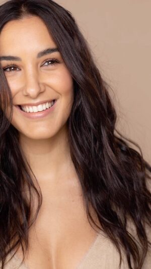Laura Prats Instagram - Oh no…HOW AM I SUPPOSE TO CHOOOOSE!?🤪✨ @danapatrickphoto is a magician!!!! 🫣❤️🥰 Thank you!
New Year, New Pics! 📸✌🏽 #danapatrickphoto #actress #headshots