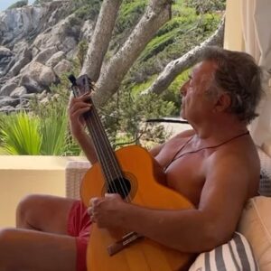 Laura Prats Instagram - Papa. Feliç dia del pare. Avui t’hauria trucat, t’hauria dit Felicitats, tu hauries estat molt content com sempre, simplement feliç de veure’m i de saber que tot va bé, que la vida bé, la feina bé, la salut bé, el menjar bé i olé! Sempre positiu amb tot, sempre content… i sabia que sempre que et trucava o et veia, sempre em donaves energia i confiança per tot el que volia fer, deies que jo podia amb tot, i amb una mà lligada a l’esquena i els ulls tancats si calia. Que jo podia fer-ho tot. I sempre m’ho has dit. Des de que era petita, jo al cole no treia 10, sempre deies que jo podia treure 11!!! Aquesta positivitat, aquest creure en mi, sempre el vaig rebre de tu. I crec que gràcies a això, també sóc com sóc, em vas ensenyar a creure en mi mateixa, i a lluitar pels meus somnis, fossin tan grans com fossin. 
Gràcies. 
No es que em sorprengui, sempre ho he sapigut, però ara es fa més evident, tinc moltes coses teves…
Artista, tenista, bromista, positiu, alegre, amb ganes de viure la vida, apreciar els bons moments, i aprendre dels dolents, pero seguir seguir endavant amb un somriure, passió per la vida, creure en un mateix, mariner, aventurero i SEMPRE MORENO!!! Si, sé que tot això ho tinc de tu…
Encara no sé com fer-me a la idea…
Em costa molt…  sé que no ens vèiem tant com m’hauria agradat, però sabia que estaves allà, que sempre que et veia era un bon moment, i pensar que no puc veuret més o escoltar-te… se’m fa una muntanya molt gran. No ho vull creure.
Sé que estaves orgullós de mi, ho veia en els teus ulls, quan veies els meus dibuixos o quadres, quan ens despediem. Ho veia. La 2 foto, m’agrada molt perque estaves molt content i orgullós del quadre que et vaig pintar de la teva Intrepida⚓️. I sé que esperaves amb molta il.lusió la meva boda, que amb tot el que implicava, em vas ajudar a sentir-me tranquila i feliç. Tenies ja el vol, el tratje blau, i les sabates noves… i caminaves amb elles per casa per desgastar-les una mica i que no et féssin mal el dia de la boda… sé que vindràs igualment, estaràs allà, i t’ho passaràs molt bé, i seràs feliç de veurem feliç. T’estimo papa. Reserva’t seients a primera amb els avis i els yayos. Et trobaré molt a faltar🤍