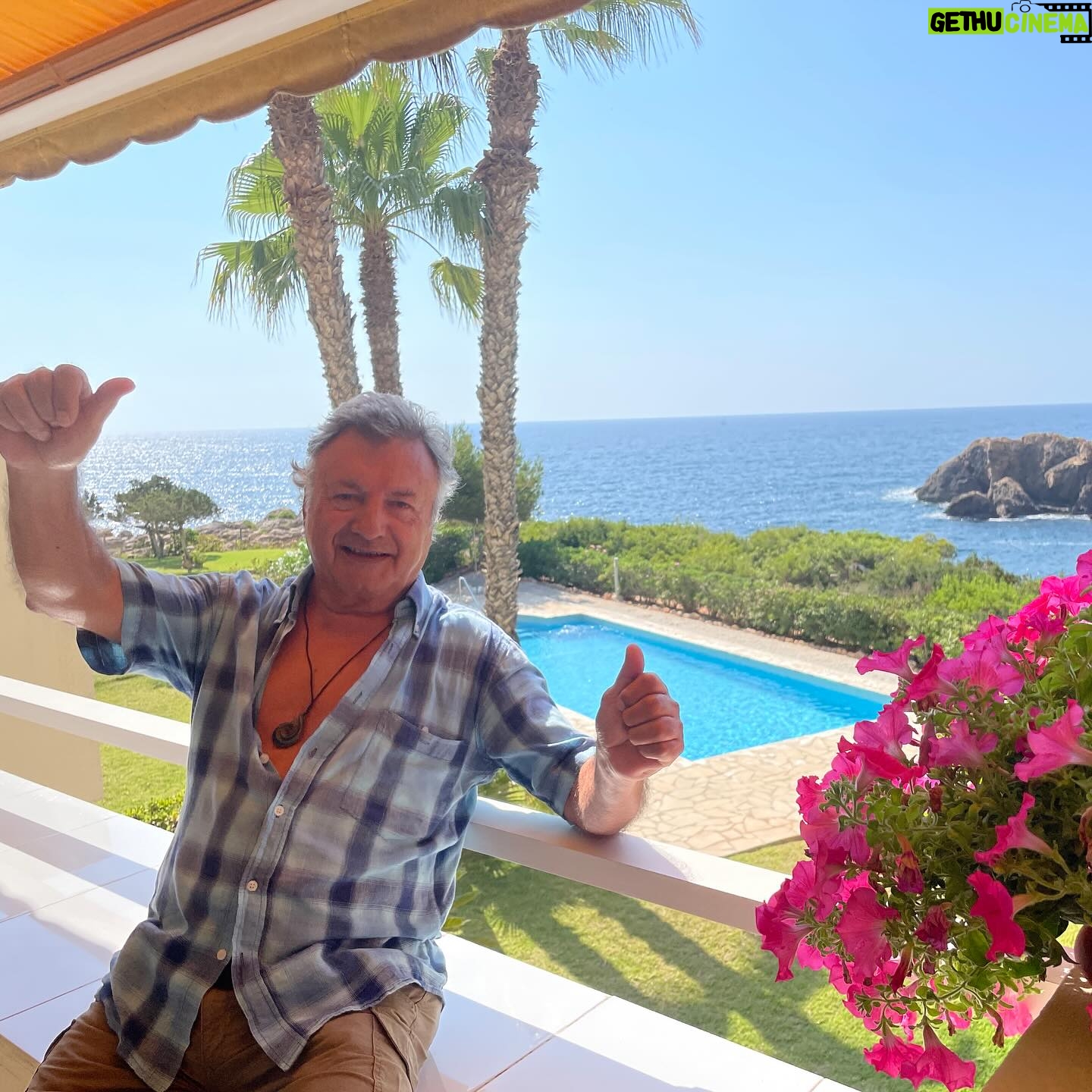 Laura Prats - 793 Likes - Papa. Feliç dia del pare. Avui t’hauria trucat, t’hauria dit Felicitats, tu hauries estat molt content com sempre, simplement feliç de veure’m i de saber que tot va bé, que la vida bé, la feina bé, la salut bé, el menjar bé i olé! Sempre positiu amb tot, sempre content… i sabia que sempre que et trucava o et veia, sempre em donaves energia i confiança per tot el que volia fer, deies que jo podia amb tot, i amb una mà lligada a l’esquena i els ulls tancats si calia. Que jo podia fer-ho tot. I sempre m’ho has dit. Des de que era petita, jo al cole no treia 10, sempre deies que jo podia treure 11!!! Aquesta positivitat, aquest creure en mi, sempre el vaig rebre de tu. I crec que gràcies a això, també sóc com sóc, em vas ensenyar a creure en mi mateixa, i a lluitar pels meus somnis, fossin tan grans com fossin.
Gràcies.
No es que em sorprengui, sempre ho he sapigut, però ara es fa més evident, tinc moltes coses teves…
Artista, tenista, bromista, positiu, alegre, amb ganes de viure la vida, apreciar els bons moments, i aprendre dels dolents, pero seguir seguir endavant amb un somriure, passió per la vida, creure en un mateix, mariner, aventurero i SEMPRE MORENO!!! Si, sé que tot això ho tinc de tu…
Encara no sé com fer-me a la idea…
Em costa molt… sé que no ens vèiem tant com m’hauria agradat, però sabia que estaves allà, que sempre que et veia era un bon moment, i pensar que no puc veuret més o escoltar-te… se’m fa una muntanya molt gran. No ho vull creure.
Sé que estaves orgullós de mi, ho veia en els teus ulls, quan veies els meus dibuixos o quadres, quan ens despediem. Ho veia. La 2 foto, m’agrada molt perque estaves molt content i orgullós del quadre que et vaig pintar de la teva Intrepida⚓️. I sé que esperaves amb molta il.lusió la meva boda, que amb tot el que implicava, em vas ajudar a sentir-me tranquila i feliç. Tenies ja el vol, el tratje blau, i les sabates noves… i caminaves amb elles per casa per desgastar-les una mica i que no et féssin mal el dia de la boda… sé que vindràs igualment, estaràs allà, i t’ho passaràs molt bé, i seràs feliç de veurem feliç. T’estimo papa. Reserva’t seients a primera amb els avis i els yayos. Et trobaré molt a faltar🤍