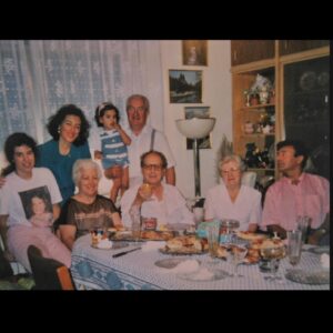 Laura Prats Instagram - Papa. Feliç dia del pare. Avui t’hauria trucat, t’hauria dit Felicitats, tu hauries estat molt content com sempre, simplement feliç de veure’m i de saber que tot va bé, que la vida bé, la feina bé, la salut bé, el menjar bé i olé! Sempre positiu amb tot, sempre content… i sabia que sempre que et trucava o et veia, sempre em donaves energia i confiança per tot el que volia fer, deies que jo podia amb tot, i amb una mà lligada a l’esquena i els ulls tancats si calia. Que jo podia fer-ho tot. I sempre m’ho has dit. Des de que era petita, jo al cole no treia 10, sempre deies que jo podia treure 11!!! Aquesta positivitat, aquest creure en mi, sempre el vaig rebre de tu. I crec que gràcies a això, també sóc com sóc, em vas ensenyar a creure en mi mateixa, i a lluitar pels meus somnis, fossin tan grans com fossin. 
Gràcies. 
No es que em sorprengui, sempre ho he sapigut, però ara es fa més evident, tinc moltes coses teves…
Artista, tenista, bromista, positiu, alegre, amb ganes de viure la vida, apreciar els bons moments, i aprendre dels dolents, pero seguir seguir endavant amb un somriure, passió per la vida, creure en un mateix, mariner, aventurero i SEMPRE MORENO!!! Si, sé que tot això ho tinc de tu…
Encara no sé com fer-me a la idea…
Em costa molt…  sé que no ens vèiem tant com m’hauria agradat, però sabia que estaves allà, que sempre que et veia era un bon moment, i pensar que no puc veuret més o escoltar-te… se’m fa una muntanya molt gran. No ho vull creure.
Sé que estaves orgullós de mi, ho veia en els teus ulls, quan veies els meus dibuixos o quadres, quan ens despediem. Ho veia. La 2 foto, m’agrada molt perque estaves molt content i orgullós del quadre que et vaig pintar de la teva Intrepida⚓️. I sé que esperaves amb molta il.lusió la meva boda, que amb tot el que implicava, em vas ajudar a sentir-me tranquila i feliç. Tenies ja el vol, el tratje blau, i les sabates noves… i caminaves amb elles per casa per desgastar-les una mica i que no et féssin mal el dia de la boda… sé que vindràs igualment, estaràs allà, i t’ho passaràs molt bé, i seràs feliç de veurem feliç. T’estimo papa. Reserva’t seients a primera amb els avis i els yayos. Et trobaré molt a faltar🤍