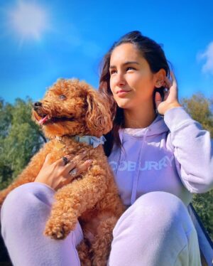Laura Prats Instagram - We all know who’s a better model ➡️💜🐶

👚@cocoburry 😍 
For some DISCOUNT use my CODE: CO92660694 ✌🏽