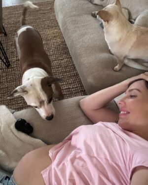 Laura Vissaritis Instagram - Great team on this journey! 

#pregnant #pregnantbelly #bestteam #love