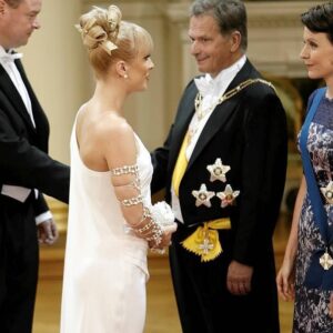 Laura Voutilainen Instagram - Kiitos näistä vuosista presidentti Niinistö ja tohtori Haukio. Olen saanut olla niin vieraana, kuin töissäkin, ja palvella maatamme Teidän kaudellanne niin hyvin kuin vain osaan, laulaen erinäisissä tilanteissa. Silloin koen olevani oikeassa paikassa. Vielä hetken saamme nauttia luotettavasta ja jämäkästä valtion päämiehen toiminnasta. 
Hyvää itsenäisyyspäivää. 🇫🇮🇫🇮🇫🇮🇫🇮🇫🇮🇫🇮
#itsenäisyyspäivä2023
@tpkanslia