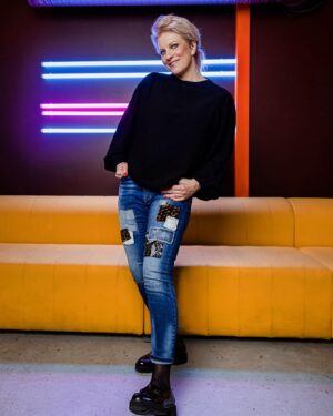 Laura Voutilainen Instagram - Moi! Kauheesti kesäjuttuja: 

1. Uudet @mappjeans_finland farkut on tulleet kauppoihin. Tykkään niistä koska ne on hyvän tuntuiset jalassa, kivan näköiset ja ne on vastuullista tuotantoa. 
2. Olen nauttinut täysin housuin ja sydämin kesän keikoista, joista olen myös erittäin kiitollinen. Ei ole itsestään selvää, että näillä kilometreillä sellaisia saa tehdä, hyvissä olosuhteissa, huippuammattilaisten kanssa. 
3. Nyt vaihdan kuitenkin farkut pyörähousuihin ja lomailen hetken fatbiken päällä- kunnes taas pääsen keikalle ensi viikonloppuna. 
4. Tule Kangasala Festeille tulevana lauantaina! 

#kesä2023
#keikat
#farkut 
#fatbike
@mappjeans_finland 
@kangasalafest 
Kuva: @satumali 
Meikki ja tukka: @riiakoivisto