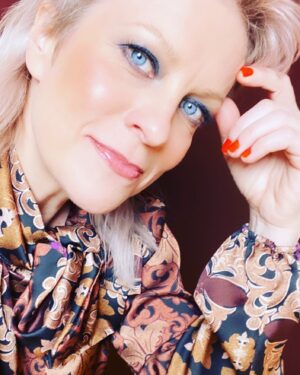 Laura Voutilainen Instagram - Noniin! Vuosi käynnistetty! 
Mitä sun alkuvuoteen on kuulunut? 

Tänään oli kiva kuvauspäivä, ja pitihän siitä nyt joku muisto heti oman kameran rullaan painaa. 

Mulla terapeuttiopiskeluja, joitain yksityiskeikkoja ja Kassu Halosen juhlakonsertin biisien opettelua. Eli ns. sisään ”hengityksen” eli omaksumisen aika. Ehkä se ulos ”puhaltaminen” tulee sitten taas ajallaan. Välillä pitää myös olla ihan paikallaankin. Esim. uuden musiikin luomisen ja julkaisun suhteen. Annan niiden mietteiden muhia vielä. 
Mutta jos et oo vieläkään kuullu mun viimeisintä Me- biisiä niin käyppä kuulemassa! Linkki löytyy edelleen biosta. 

Meikki& Tukka @riiakoivisto @bymaribach 
Paita: @mappjeans_finland 
Kuva: Minä