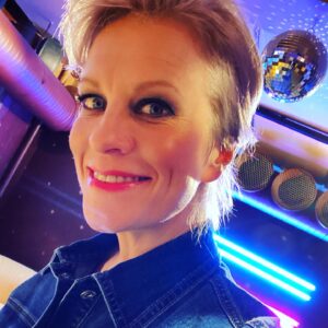 Laura Voutilainen Instagram - Naiseuden monet kasvot! 
Rooleissa riittää- ja siitä saa todellakin kiittää. Ei kaikilla maailman naisilla ole sellaiseen mahdollisuutta, lähellekään. Ja onhan meilläkin vielä matkaa täydelliseen tasa-arvoon, mitä se sitten ikinä pitääkään sisällään. Ihmisten päivä olis paras- ollaan ihmisiä toisillemme ❤️

Naistenpäivänä erityisesti tulee miettineeksi kaikkia mahdollisia naisen rooleja- tässä vain pieni osa näissä kuvissa.

Välillä on yllä mekko, välillä työhaalarit, saa tanssia, laulaa, olla aikuisten poikien äiti ja ystävä. Luova Yksilö, yhteisön jäsen. Opiskelija. Ihan vaan haahuilija. Ja sitten joskus sairaan tehokaskin.

Huomaan että olen tooosi pitkään haalinut itseeni feminiinistä energiaa tässä maskuliinisessa maailmassa: 
iloa, kepeyttä, intuitiivisuutta, nautinnollisuutta, vapautta, pehmeyttä...
”Naisenergia on huikean luovaa ja voimakasta, mutta sen vahvuus piilee juuri intuitiivisuudessa, herkkyydessä ja antautumisessa elämän flowlle” Sanoo eräs Leena Siitonen, Hyvät Fibat- valmentaja. 

No tulipa juttua! Aihe kirvoittaa😄
SIIS: Parasta naistenpäivää 2023 🌺🌸🌼🔥🎉

#naistenpäivä2023
#naiseus
#feminiini 
#femine
#woman