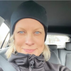 Laura Voutilainen Instagram - Naiseuden monet kasvot! 
Rooleissa riittää- ja siitä saa todellakin kiittää. Ei kaikilla maailman naisilla ole sellaiseen mahdollisuutta, lähellekään. Ja onhan meilläkin vielä matkaa täydelliseen tasa-arvoon, mitä se sitten ikinä pitääkään sisällään. Ihmisten päivä olis paras- ollaan ihmisiä toisillemme ❤️

Naistenpäivänä erityisesti tulee miettineeksi kaikkia mahdollisia naisen rooleja- tässä vain pieni osa näissä kuvissa.

Välillä on yllä mekko, välillä työhaalarit, saa tanssia, laulaa, olla aikuisten poikien äiti ja ystävä. Luova Yksilö, yhteisön jäsen. Opiskelija. Ihan vaan haahuilija. Ja sitten joskus sairaan tehokaskin.

Huomaan että olen tooosi pitkään haalinut itseeni feminiinistä energiaa tässä maskuliinisessa maailmassa: 
iloa, kepeyttä, intuitiivisuutta, nautinnollisuutta, vapautta, pehmeyttä...
”Naisenergia on huikean luovaa ja voimakasta, mutta sen vahvuus piilee juuri intuitiivisuudessa, herkkyydessä ja antautumisessa elämän flowlle” Sanoo eräs Leena Siitonen, Hyvät Fibat- valmentaja. 

No tulipa juttua! Aihe kirvoittaa😄
SIIS: Parasta naistenpäivää 2023 🌺🌸🌼🔥🎉

#naistenpäivä2023
#naiseus
#feminiini 
#femine
#woman
