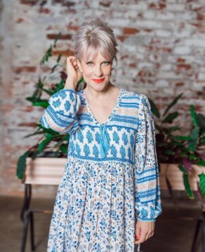 Laura Voutilainen Instagram - Tänäaamuna kevätaurinko lävisti mun kodin! Se vaikuttaa minuun niin, että heti tulee kaikenmaailman kesähaaveita mieleen ja tunne että on julkaistava NYT nää kuvat kesävaatteista, mitä Mapp Jeansin laajasta, tulevasta kesämallistosta poimin. ☀️💚🌼🌺

Ollaan tehty jo pitkään yhteistyötä, ja pidän siitä Mapp Jeans käyttää tuotannossaan jo paljon kierrätyspolyesteria ja luomupuuvillaa. Maailma ei ole kai koskaan valmis, ja siksi kaikki askeleet kohti kestävää kehitystä otetaan vastaan 💚. Täydellistä ehdottomuutta en harrasta, tiedostavaa keskitien kuluttamista kylläkin.  Näitä vaatteita saa kivijalkaliikkeistä, ja niitä haluan omalla toiminnallani kannustaa. Sekin on yksi askel. Mapp Jeans on myös perheyrityksen vaatemerkki, eikä ylikansallinen tehotuotantotykki. 

@mappjeans_finland 
Työryhmä:
@satumali 
@riiakoivisto 
@pipsahavulehto 
Kuvauspaikka: 
@kinolaika 

#kestäväkehitys 
#mappjeans