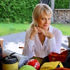 Laura Voutilainen Instagram - Huuh ja puuh!! Syksyn tullessa usein haluaa kokeilla uusia harrastuksia. Nyt ois vuorossa sit vaellus!! Ja kääk, kuin paljon pitää ottaa asioita ja kamppeita huomioon jos meinaa olla 4-5 vuorokautta ruskan keskellä! Onneks on apuja tiedossa, kun on hyviä ystäviä jotka kertoo. Aion  ensinnäkin osallistua Fjällräven Day Hike -tapahtumaan 2.9. Helsingin Paloheinässä jonka järjestää @fjallravenofficial 
Siellä kuulema mennään harjoitusvaellus jonka varrella kuullaan tärkeää infoa KAIKESTA vaellukseen liittyvästä. 🥾🥾🎒🔥
KIITOS Lassi:  @outdoortrainer_finland 
#vaellus 
#kevo 
#valmistautuminen