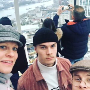 Laura Voutilainen Instagram - Naiseuden monet kasvot! 
Rooleissa riittää- ja siitä saa todellakin kiittää. Ei kaikilla maailman naisilla ole sellaiseen mahdollisuutta, lähellekään. Ja onhan meilläkin vielä matkaa täydelliseen tasa-arvoon, mitä se sitten ikinä pitääkään sisällään. Ihmisten päivä olis paras- ollaan ihmisiä toisillemme ❤️

Naistenpäivänä erityisesti tulee miettineeksi kaikkia mahdollisia naisen rooleja- tässä vain pieni osa näissä kuvissa.

Välillä on yllä mekko, välillä työhaalarit, saa tanssia, laulaa, olla aikuisten poikien äiti ja ystävä. Luova Yksilö, yhteisön jäsen. Opiskelija. Ihan vaan haahuilija. Ja sitten joskus sairaan tehokaskin.

Huomaan että olen tooosi pitkään haalinut itseeni feminiinistä energiaa tässä maskuliinisessa maailmassa: 
iloa, kepeyttä, intuitiivisuutta, nautinnollisuutta, vapautta, pehmeyttä...
”Naisenergia on huikean luovaa ja voimakasta, mutta sen vahvuus piilee juuri intuitiivisuudessa, herkkyydessä ja antautumisessa elämän flowlle” Sanoo eräs Leena Siitonen, Hyvät Fibat- valmentaja. 

No tulipa juttua! Aihe kirvoittaa😄
SIIS: Parasta naistenpäivää 2023 🌺🌸🌼🔥🎉

#naistenpäivä2023
#naiseus
#feminiini 
#femine
#woman