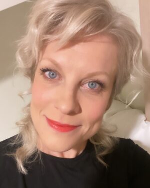 Laura Voutilainen Instagram - Moi pitkästä aikaa- Sain otettua tämmösen kivan otoksen viikonloppumenojen tiimellyksessä! Eipä ole muistanut-ehtinyt kuvata yhtään mitään sillä ensi-ilta lähestyy ja kovasti  paljon esityksessä on hommaa: Kysy Siskoilta alkaen 9.11. Hämeenlinnan teatterissa. Teatterikuplasta kun pullahtaa hetkeksi ulos niin on hauska vähän laittautua ja mennä vaikka syömään hyvin. 
Kuvattiin myös Entisten Nuorten sävellahja -live viime viikolla. Se oli nautinnollista! -ja on nähtävissä YLE Areenassa sekä tulee ulos TV 1:ltä 11.11. Ja  sitten alkaakin pian kirkkokonsertit. Kiva tehdä paljon töitä niin pysyy vireessä!! 
Mukavaa työviikkoa Sullekin ❤️