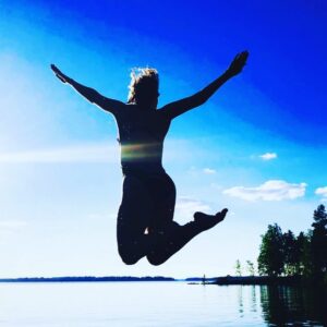 Laura Voutilainen Instagram - Naiseuden monet kasvot! 
Rooleissa riittää- ja siitä saa todellakin kiittää. Ei kaikilla maailman naisilla ole sellaiseen mahdollisuutta, lähellekään. Ja onhan meilläkin vielä matkaa täydelliseen tasa-arvoon, mitä se sitten ikinä pitääkään sisällään. Ihmisten päivä olis paras- ollaan ihmisiä toisillemme ❤️

Naistenpäivänä erityisesti tulee miettineeksi kaikkia mahdollisia naisen rooleja- tässä vain pieni osa näissä kuvissa.

Välillä on yllä mekko, välillä työhaalarit, saa tanssia, laulaa, olla aikuisten poikien äiti ja ystävä. Luova Yksilö, yhteisön jäsen. Opiskelija. Ihan vaan haahuilija. Ja sitten joskus sairaan tehokaskin.

Huomaan että olen tooosi pitkään haalinut itseeni feminiinistä energiaa tässä maskuliinisessa maailmassa: 
iloa, kepeyttä, intuitiivisuutta, nautinnollisuutta, vapautta, pehmeyttä...
”Naisenergia on huikean luovaa ja voimakasta, mutta sen vahvuus piilee juuri intuitiivisuudessa, herkkyydessä ja antautumisessa elämän flowlle” Sanoo eräs Leena Siitonen, Hyvät Fibat- valmentaja. 

No tulipa juttua! Aihe kirvoittaa😄
SIIS: Parasta naistenpäivää 2023 🌺🌸🌼🔥🎉

#naistenpäivä2023
#naiseus
#feminiini 
#femine
#woman