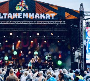 Laura Voutilainen Instagram - Kesän keikkojen viimeinen ateria. Ja muutama bombbikuva. Ilmassa kun tuoksuu jo syksy. 
Kiitos mun rakkaalle työryhmälle, yleisölle, ystäville, omaisille, ja Elämälle.