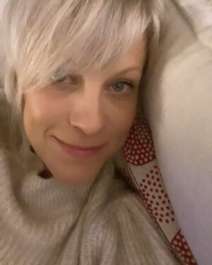 Laura Voutilainen Instagram - Jee! 2024 is here! Sain taas mun joulutyynyt sohvalleni❤️ nyt saan ottaa rennosti, loppuvuosi oli sangen vauhdikas työssä ja siviilissä 😅
Ajattelin kokeilla vegaaniruokaa ensitöikseni. Ainakin tehdä sitä edes kaksi viikossa. Ja sitten ajattelin olla tipaton. Ainakin edes kaksi viikkoa. Sitten ajattelin olla kiitollinen menneestä vuodesta. Se on ollut etsivä löytää- teemainen. Olen aloittanut paljon uutta, kokeillut eri tapoja tehdä musaa ja elää elämää. Mitä sä ajattelit olla tai tehdä tän vuoden aluksi?