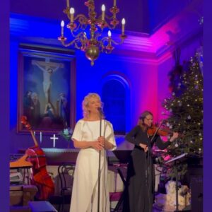 Laura Voutilainen Instagram - Vielä neljä konserttia jäljellä. Olen saanut aivan upeaa palautetta ja onnellisia joulutunnelmalla täytettyjä ihmisiä vastaani konsertin jälkeen. Sitä on kutsuttu jopa elämysmatkaksi. Aion nauttia @lassekeys n ja @veera_railio n kanssa täysin rinnoin tästä loppusuorasta. Kirkoissa tavataan! ❤️⭐️

#minuntähteni
#minuntähtenikirkossa 
#kirkkokonsertti 

Kuva: @niinair