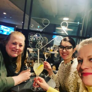 Laura Voutilainen Instagram - Naiseuden monet kasvot! 
Rooleissa riittää- ja siitä saa todellakin kiittää. Ei kaikilla maailman naisilla ole sellaiseen mahdollisuutta, lähellekään. Ja onhan meilläkin vielä matkaa täydelliseen tasa-arvoon, mitä se sitten ikinä pitääkään sisällään. Ihmisten päivä olis paras- ollaan ihmisiä toisillemme ❤️

Naistenpäivänä erityisesti tulee miettineeksi kaikkia mahdollisia naisen rooleja- tässä vain pieni osa näissä kuvissa.

Välillä on yllä mekko, välillä työhaalarit, saa tanssia, laulaa, olla aikuisten poikien äiti ja ystävä. Luova Yksilö, yhteisön jäsen. Opiskelija. Ihan vaan haahuilija. Ja sitten joskus sairaan tehokaskin.

Huomaan että olen tooosi pitkään haalinut itseeni feminiinistä energiaa tässä maskuliinisessa maailmassa: 
iloa, kepeyttä, intuitiivisuutta, nautinnollisuutta, vapautta, pehmeyttä...
”Naisenergia on huikean luovaa ja voimakasta, mutta sen vahvuus piilee juuri intuitiivisuudessa, herkkyydessä ja antautumisessa elämän flowlle” Sanoo eräs Leena Siitonen, Hyvät Fibat- valmentaja. 

No tulipa juttua! Aihe kirvoittaa😄
SIIS: Parasta naistenpäivää 2023 🌺🌸🌼🔥🎉

#naistenpäivä2023
#naiseus
#feminiini 
#femine
#woman