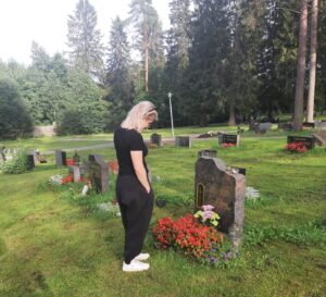 Laura Voutilainen Instagram - Kesän keikkojen viimeinen ateria. Ja muutama bombbikuva. Ilmassa kun tuoksuu jo syksy. 
Kiitos mun rakkaalle työryhmälle, yleisölle, ystäville, omaisille, ja Elämälle.