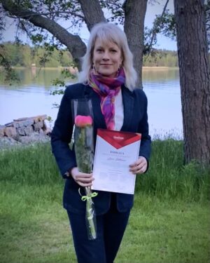 Laura Voutilainen Instagram - Tiedoksenne, että olen opiskellut 4 vuotta terapeutiksi, ja valmistuminen oli eilen! 
Opiskelu on avannut aivan uusia maailmoja, ja tuonut elämään syvyyttä, tietoisuutta, tiedostamista, läsnäoloa, kohtaamisen kykyjä, ja paljon muuta. Minulla on muutama asiakas, joiden kanssa jatkan, niin että musiikin ja teatterin tekeminen voi jatkua myös. Tämä opinpolku tuonee väistämättä siihen vaikutuksensa. Mahtavava fiilis! 
@ihminentavattavissa 
#terapeutti 
#alumni
#opiskelu