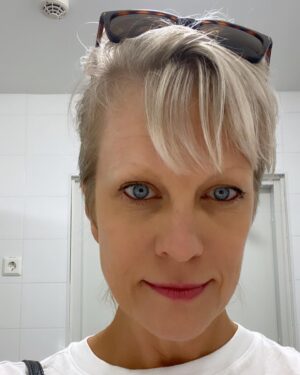Laura Voutilainen Instagram - Photobombbausta. Alkaen peiliselfiestä, jossain huoltoasemalla, päättyen Lapin maisemiin niin keikalla kuin lomallakin. Eikä tähän tietenkään kaikkea mahtunut, kuten se että olen nähnyt myös muiden esityksiä kiitettävästi. Katselin siis puhelimen kuvia tältä kesältä ja vaikka some tuntuu olevan sen sortin  hehkutusta täynnä niin lisään nyt kuitenkin omani. Kyllä on ollu aikamoinen elämän kesä ja jatkuu vaan. Aina löytyy kauhisteltavaa, puutetta, huolta ja murhetta… Mut muistetaan myös ELÄÄ, tässä ja nyt!!! 
#elämänkesä2023
#vieläjatkuu
#kiitos 
#photobombing 
#summeriscrazy 
#täysii