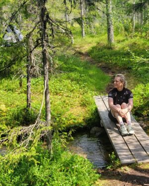 Laura Voutilainen Instagram - Photobombbausta. Alkaen peiliselfiestä, jossain huoltoasemalla, päättyen Lapin maisemiin niin keikalla kuin lomallakin. Eikä tähän tietenkään kaikkea mahtunut, kuten se että olen nähnyt myös muiden esityksiä kiitettävästi. Katselin siis puhelimen kuvia tältä kesältä ja vaikka some tuntuu olevan sen sortin  hehkutusta täynnä niin lisään nyt kuitenkin omani. Kyllä on ollu aikamoinen elämän kesä ja jatkuu vaan. Aina löytyy kauhisteltavaa, puutetta, huolta ja murhetta… Mut muistetaan myös ELÄÄ, tässä ja nyt!!! 
#elämänkesä2023
#vieläjatkuu
#kiitos 
#photobombing 
#summeriscrazy 
#täysii