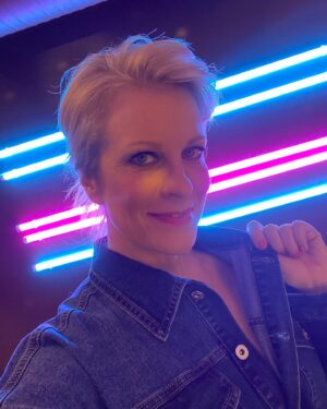 Laura Voutilainen Instagram - Arvonta on nyt päättynyt! 
Voittajalle ilmoitetaan henkilökohtaisesti! 

Hyvää äitienpäivää!!! ❤️🎉🙏🏼
Nyt kun toivutaan viikonlopun viisu- ja kiekkovillityksestä, niin suoritan lievitykseksi ja äitien kunniaksi ARVONNAN!🎉

Elokuussa otetaan lava haltuun TAGi ON POP festareilla.🔥
Espoon kesäillan täyttää elokuussa hyvä musiikki  ja rento tunnelma. Tule mukaan nauttimaan!
Arvon siis 2 lippua TAGi ON POP festareille!

Osallistut näin:
👍Tykkää postauksesta
🎶Minkä biisin haluat kuulla?
👩‍❤️‍👩Tägää kaveri joka lähtisi mukaan

Arvonta suoritetaan 15.5.2023 klo 15.00. Ilmoitan voittajan kommenteissa ja otamme yhteyttä YV:nä. 
Meta ei ole mukana arvonnassa.