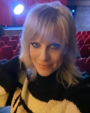 Laura Voutilainen Instagram - Viime viikkojen tapahtumia! 
Taas sain olla Mapp Jeans -mallina 🔥, studiossa biisinteossa ❤️‍🔥, kampanja- ja lumihommissa 😄 
Viimeinen kuva yrittää esittää mun lumienkeliä. 
Kivaa alkanutta viikkoa sulle! 

#photobombing 
#kuvaläjä
meikkihommat @riiakoivisto 
Parempi kuva: @satumali 
Ihana pörrötakki @mappjeans_finland @mappjeans