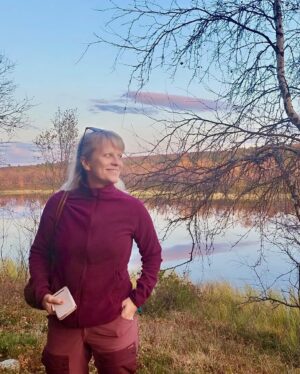 Laura Voutilainen Instagram - Kevo valloitettu 63 km. Tää kuvasarja yrittää kertoa mitä koettiin, ja tosiaan KAIKKEA saatiin. Aurinkoa, ruskaa, tuskaa, sadetta, tuulta, energian puutetta, rinkan purkamista ja täyteen tunkemista, uusia taitoja, ihmeellisiä maisemia, ahavoitunutta naamaa, kostean ja kylmän yön kestämistä ja paljon muuta. Vielä tunnustelen että tekisinkö uudestaan.. 
-ainakin musiikki kuulostaa ihanalta kun sitä ei ole kuullut missään viikkoon, ja työn touhuun tarttuminen tuntuu nyt mahtavalta!! 
Ihanaa syysviikkoa kaikille ❤️☀️🍁🥰
#kevo 
#vaellus
#kevonkanjoni 
@fjallravenofficial 
Kiitos @pataexplorer 
@outdoortrainer_finland
ja vaellusystäväni Sinikka ja Pälvi ❤️