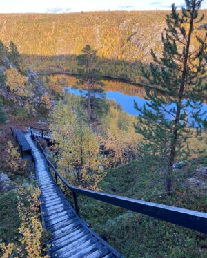 Laura Voutilainen Instagram - Kevo valloitettu 63 km. Tää kuvasarja yrittää kertoa mitä koettiin, ja tosiaan KAIKKEA saatiin. Aurinkoa, ruskaa, tuskaa, sadetta, tuulta, energian puutetta, rinkan purkamista ja täyteen tunkemista, uusia taitoja, ihmeellisiä maisemia, ahavoitunutta naamaa, kostean ja kylmän yön kestämistä ja paljon muuta. Vielä tunnustelen että tekisinkö uudestaan.. 
-ainakin musiikki kuulostaa ihanalta kun sitä ei ole kuullut missään viikkoon, ja työn touhuun tarttuminen tuntuu nyt mahtavalta!! 
Ihanaa syysviikkoa kaikille ❤️☀️🍁🥰
#kevo 
#vaellus
#kevonkanjoni 
@fjallravenofficial 
Kiitos @pataexplorer 
@outdoortrainer_finland
ja vaellusystäväni Sinikka ja Pälvi ❤️