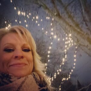 Laura Voutilainen Instagram - Hiukan on huilattu ja nyt: Loppurutistus ja 10 keikkaa! Huomenna Musiikkitalolla Isolla Kirkolla just for the respect, mulla on hiukan isompi kokoonpano, ja molemmat viulistilaulajat mukana. Jos vähän tässä raotan konsertin sisältöä, niin tekemäni Surutango sellolle esitetään siis kvartetilla tällä kertaa: 
@veera_railio viulu, @mirkkaofficial viulu, meikäläinen sello, @kermakissa kontrabasso. Ai että! 

9.12. Helsinki Musiikkitalo
10.12. Hämeenlinna Verkatehdas 
11.12. Lahti Sibeliustalo 
14.12. Lahden joulutori
15.12. Järvenpää-talo
16.12. Turku Logomo
17.12. Tampere-talo
18.12. Jaalan kirkko 
19.12. Valkealan kirkko 
20.12. Kuusankosken kirkko

…Ja hyvää Jean Sibeliuksen iltaa!!! 
Olipa siinä asiaa 😅😅
