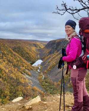 Laura Voutilainen Instagram - Kevo valloitettu 63 km. Tää kuvasarja yrittää kertoa mitä koettiin, ja tosiaan KAIKKEA saatiin. Aurinkoa, ruskaa, tuskaa, sadetta, tuulta, energian puutetta, rinkan purkamista ja täyteen tunkemista, uusia taitoja, ihmeellisiä maisemia, ahavoitunutta naamaa, kostean ja kylmän yön kestämistä ja paljon muuta. Vielä tunnustelen että tekisinkö uudestaan.. 
-ainakin musiikki kuulostaa ihanalta kun sitä ei ole kuullut missään viikkoon, ja työn touhuun tarttuminen tuntuu nyt mahtavalta!! 
Ihanaa syysviikkoa kaikille ❤️☀️🍁🥰
#kevo 
#vaellus
#kevonkanjoni 
@fjallravenofficial 
Kiitos @pataexplorer 
@outdoortrainer_finland
ja vaellusystäväni Sinikka ja Pälvi ❤️