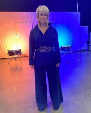 Laura Voutilainen Instagram - Viikonlopusta vielä… 

Mun asu telkkarissa oli upean, kotimaisen ja vastuullisen @samujistudio ’n 
Ja korut 
@lakiva
Kiitos @style_by_annette❣️

Ja sitten tunnelmasta toiseen- 
Olin jo kauan sitten hankkinut matkan @markokeranen kanssa Melodifestivaaleille ihmettelemään miten hommat naapurissa hoidetaan. Ja kyllähän oli infernaalinen sirkus se! Koko perheen glitterijuhla, jossa kepeä, yhteisöllinen tunnelma. 

Lopuksi pieni ”fanitapaaminen” yleisömäärältään ruotsin suurimman teatterin, Tukholman Kaupunginteatterin johtajan @mariasid13 kanssa. Meidän on syytä olla ylpeitä tuosta supernaisestamme, joka pitää hyppysissään käsittämättömän suurta kokonaisuutta: 9 näyttämöä ja satoja työntekijöitä. 🔥