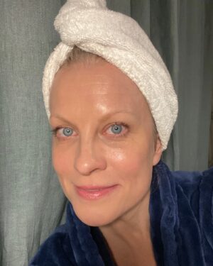 Laura Voutilainen Instagram - Koti-terveyspäiviltä iltaa!! Tässä nyt ei ole  niitä filttereitä sitten. Hiukan laitoin  kyllä meikkipohjaa ja huulirasvaa TEITÄ VARTEN! 
Mun terveyspäiviin kuuluu mm. 
•tanssitunnit
•smoothiet 
•munakkaat
•kasvohoidot 
•kuntosali 
•lenkkeily
•lukeminen/opiskelu
•haaveilu 
•kirjoittelu
•ystävät 
•läheiset
•kulttuuri kuten teatteri
•Ehkä viikonloppuna otan YHDEN tai KAKS viinilasia
Puuttuu: 
•pussailu (mm.)
•taitava kokkailu 

Mitä sun terveyden peruspilarit on? 

#terveys
#wellness 
#liikunta 
#lauravoutilainen 
#nofilter
#eifiltteriä