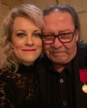 Laura Voutilainen Instagram - Mestari Kassu Halonen 70 vuotta! 

Olen niin kiitollinen hänen vaikutuksestaan paitsi koko suomen musiikkimaailmalle, niin omalle uralleni vuosina -95  ja -97. Tuolloin kovin nuorena alalle tulleena en aina edes käsittänyt siinä vauhdissa, millaisten legendojen kanssa sainkaan tehdä töitä. Kassu on yksi heistä. Hänen mielettömän energinen, luottavainen, ja eteenpäinvievä ammatillinen lujuus herätti ihailua ja taiteellinen monipuolisuutensa kannusti olemaan itsekin monipuolinen ja uskalias seikkailemaan musiikillisilla merillä. 
’Kaksi Karttaa’ on edelleen ohjelmistossani melkein joka keikalla! 
Lisäksi tehtiin kuolematon joululevy yhdessä. Kiitos, Kassu!!!!!!!
Sorit siitä, että kuva on vähän tärähtänyt, on sen verran vauhdikas meno hänelläkin päällä, edelleen 😄

#kassuhalonen
#kassuhalonen70 
#kaksikarttaa
#prinsessa 
#lumikuningatar