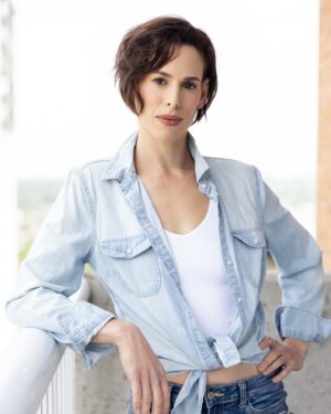 Lauren Kelston Instagram - New #headshots!! 🤩 These were a labor of love and a huge accomplishment for me in 2023.💛 I have struggled with when the “perfect time” would be to share them - waiting for my new website to be ready, struggling with my fear of putting myself out there again… but, I’m ready! Let’s go! Here’s to 2024 being a year of possibilities and new opportunities! Happy New Year! 🙌🏻🎉

📸 I had the honor and privilege to work with the incredible @shirintinatiphotography! She relates and connects, and is able to capture the true essence of the clients she shoots!
😎 I worked with the wonderful Jessica Myrh of @inherentstyle in preparation for my shoot. Not only did Jess help me find my proper color palette (this process alone is life changing 😝), she helped me tap into parts of myself I can share and offer in new ways. Because of the work we did, my shoot was organized, full of intent and focus. I was at ease and confident!
💄@brushbydiana did a stellar job on my makeup and hair!
📷 @lauratheactor thank you for all your help day of!

#actor #actorslife #acting #photography #artist #photoshoot #style #casting
