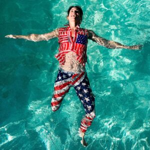 Lauren Kelston Instagram - Sometimes I feel like I’m floating, and sometimes like I’m drowning, but always fighting to find the silver linings and deep moments of gratitude 🙏🏻 Hope everyone had a fun, safe 4th of July!