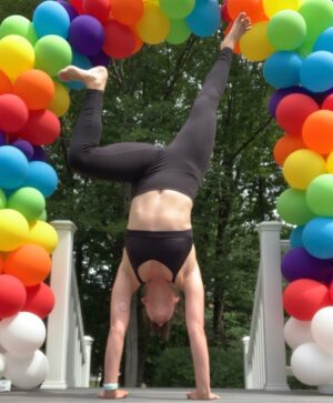 Lauren Kelston Instagram - My first baby turned 4 this weekend!! 😄🌈🥳
.
#handstand #four #rainbow #balloons