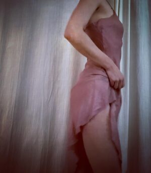 Lauren Lee Smith Instagram - 〰️〰️〰️

#wrinkles 

Anyone remember what movie this dress was from❔