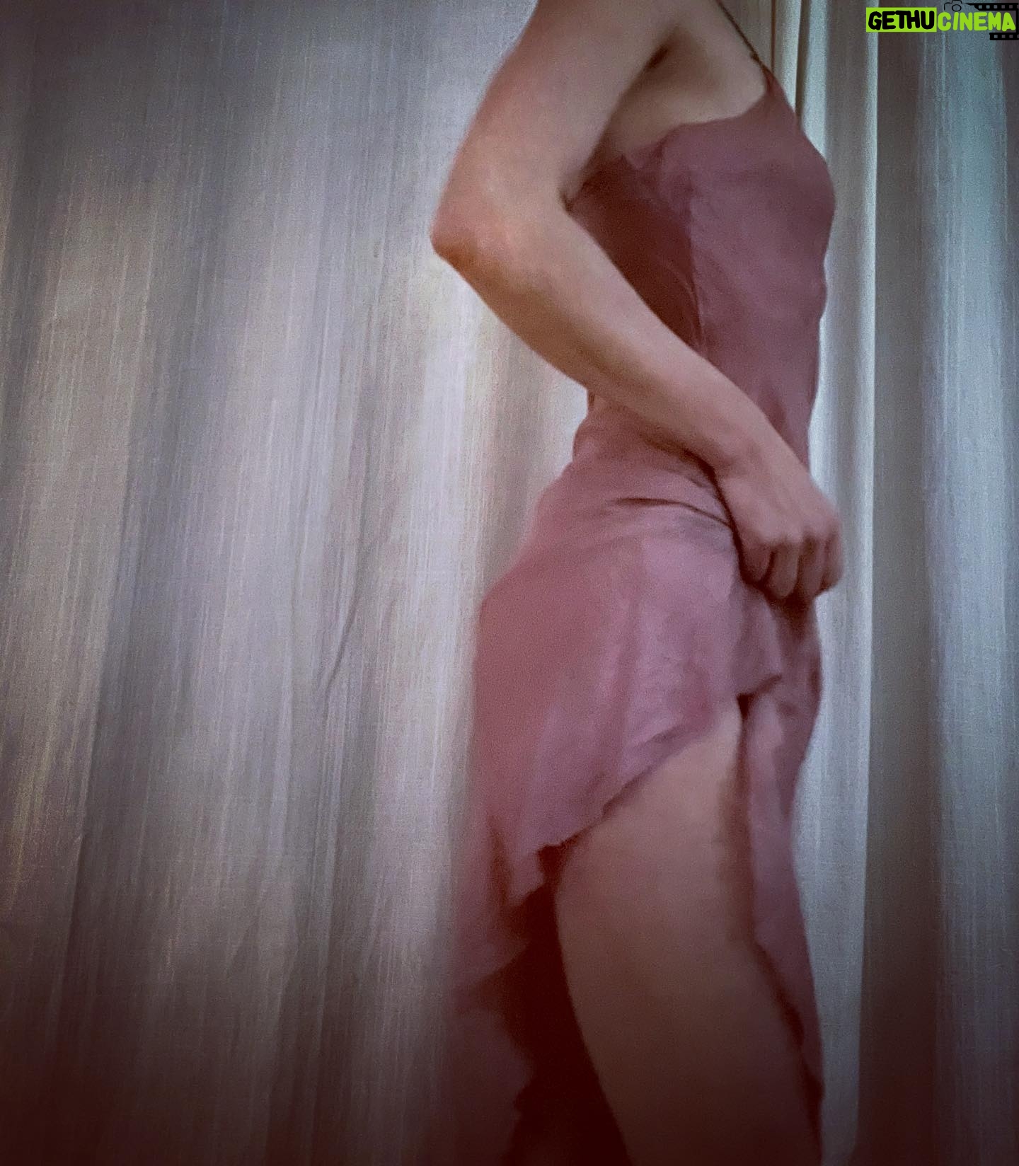 Lauren Lee Smith - 1K Likes - 〰️〰️〰️
#wrinkles
Anyone remember what movie this dress was from❔