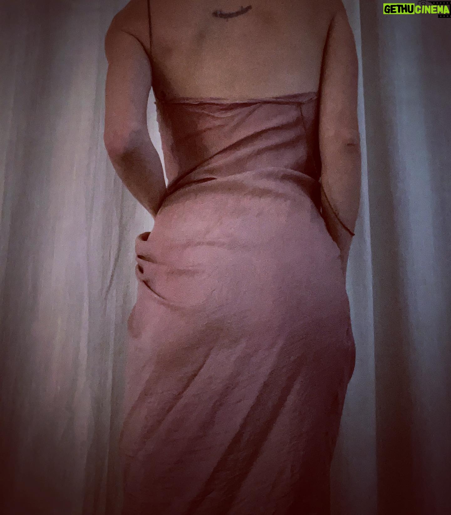 Lauren Lee Smith - 1K Likes - 〰️〰️〰️
#wrinkles
Anyone remember what movie this dress was from❔