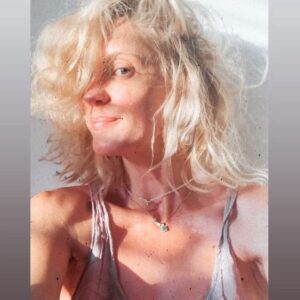 Lauren Lee Smith Instagram - Bed head, good lighting and secret project