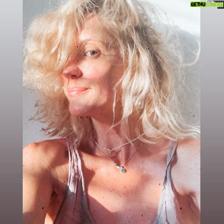 Lauren Lee Smith - 0.9K Likes - Bed head, good lighting and secret project