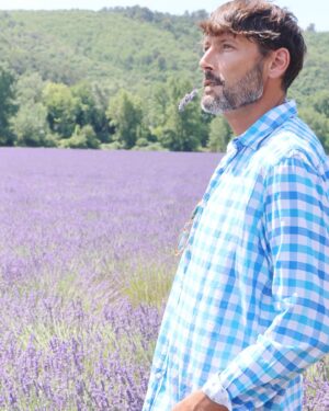 Laurent Kerusoré Instagram - Dans @galafr cette semaine! Les chiens crânent et moi je ne vais pas tarder. Bon week-end @galafr #gala #interview #shooting #verdon @gorgesduverdon #lavande #champdelavande #provence
