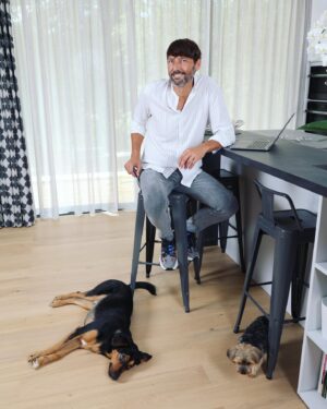 Laurent Kerusoré Instagram - Dans @galafr cette semaine! Les chiens crânent et moi je ne vais pas tarder. Bon week-end @galafr #gala #interview #shooting #verdon @gorgesduverdon #lavande #champdelavande #provence